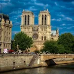Two Bedroom Luxury - Balcony With View Of Notre Dame Apartment *