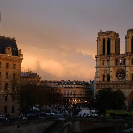 Apartment Two Bedroom Luxury - Balcony With View Of Notre Dame *