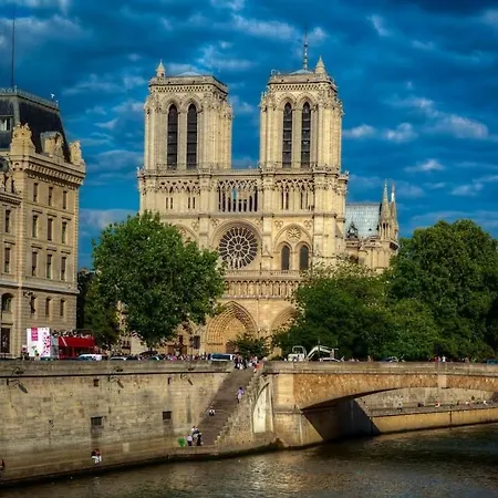 Two Bedroom Luxury - Balcony With View Of Notre Dame Διαμέρισμα *