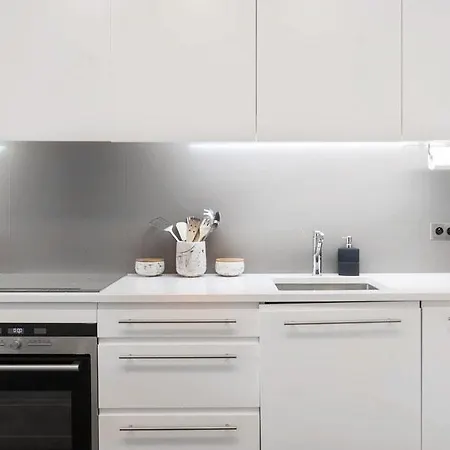 Two Bedroom Luxury - Balcony With View Of Notre Dame